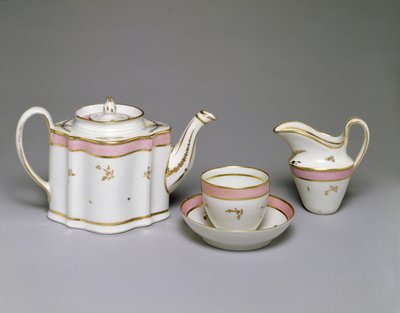 Teiera, brocca, tazza e piattino di New Hall con decorazione in smalto e oro, c.1790-1800 da English School